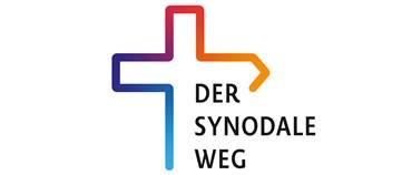 Rand eines Kreuzes, unten links mit blau beginnend die Regenbogenfarben, der rechte Kreuzbalken hat die Form eines Wegweiser, rechts dadrunter steht: Der Synodale Weg.